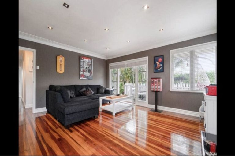 Photo of property in 94 Colwill Road, Massey, Auckland, 0614