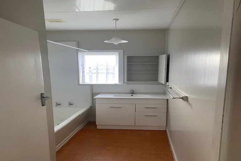 Photo of property in 24 Airdrie Road, Ranui, Auckland, 0612