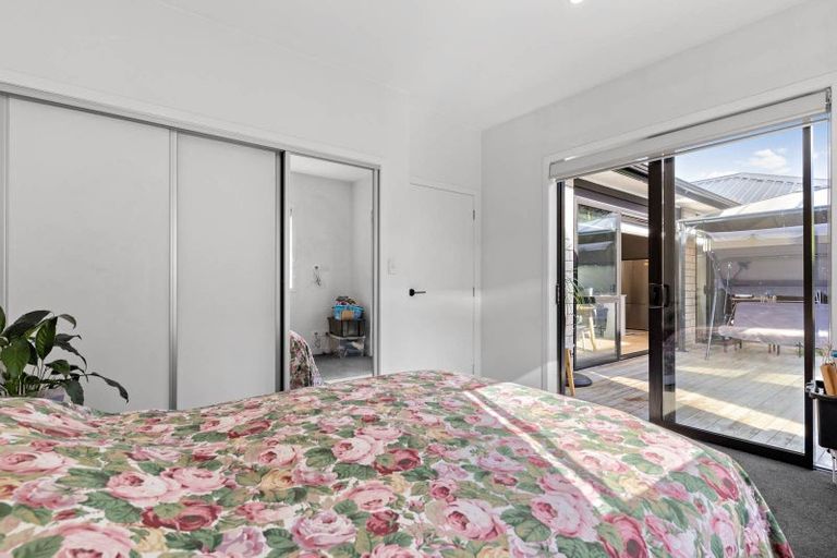 Photo of property in 12 Hava Place, Green Bay, Auckland, 0604