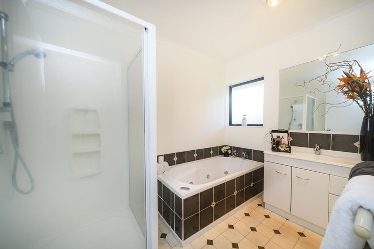 Photo of property in 9 Alpine Grove, Kelvin Grove, Palmerston North, 4414