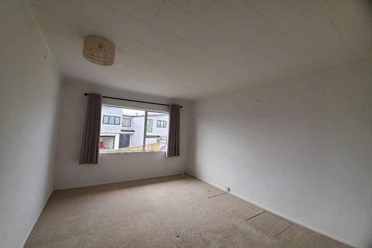 Photo of property in 1/802 East Coast Road, Oteha, Auckland, 0630