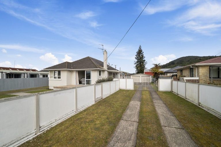 Photo of property in 2 Tapsell Road, Fairy Springs, Rotorua, 3015