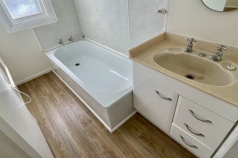 Photo of property in 190 Sutherland Road, Lyall Bay, Wellington, 6022