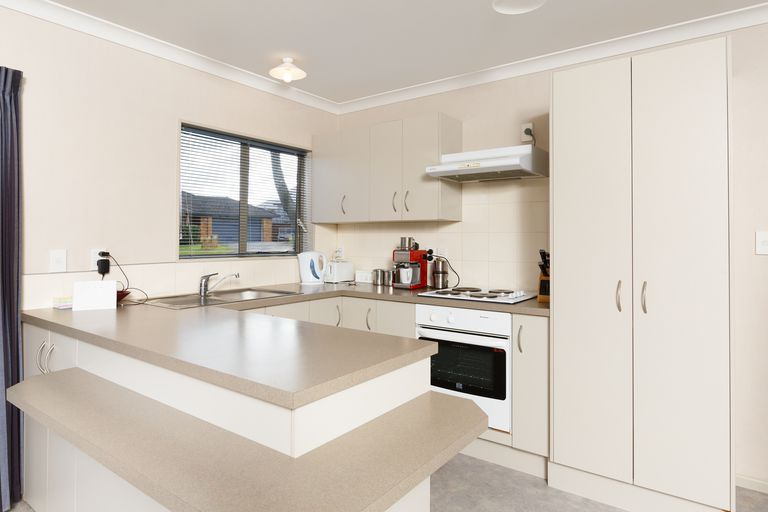 Photo of property in 2 Lysaght Place, Welcome Bay, Tauranga, 3112