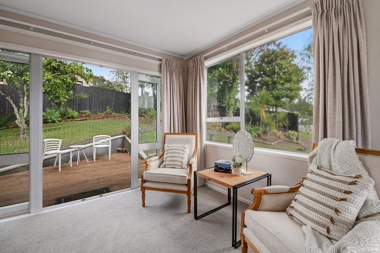 Photo of property in 1 Wanita Place, Totara Vale, Auckland, 0629