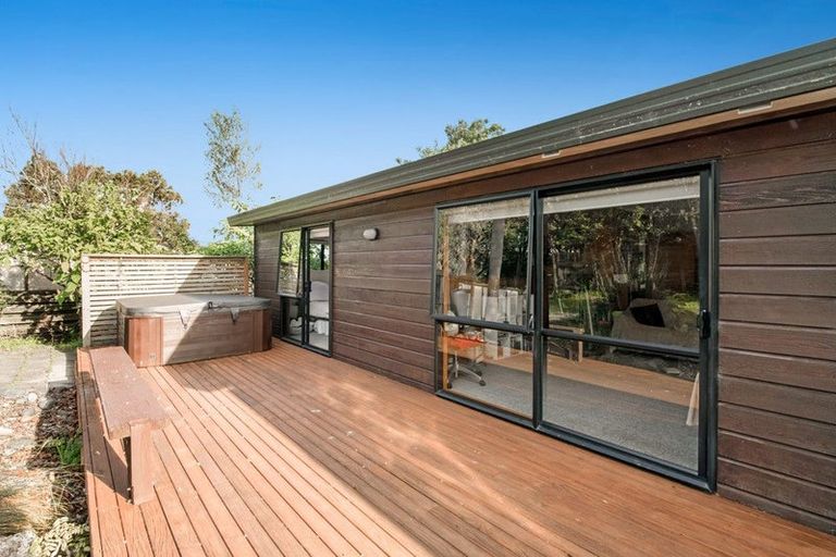 Photo of property in 2 Hand Road, Helensville, 0800