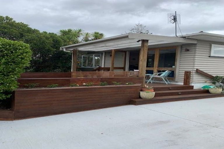 Photo of property in 127 Matipo Road, Te Atatu Peninsula, Auckland, 0610