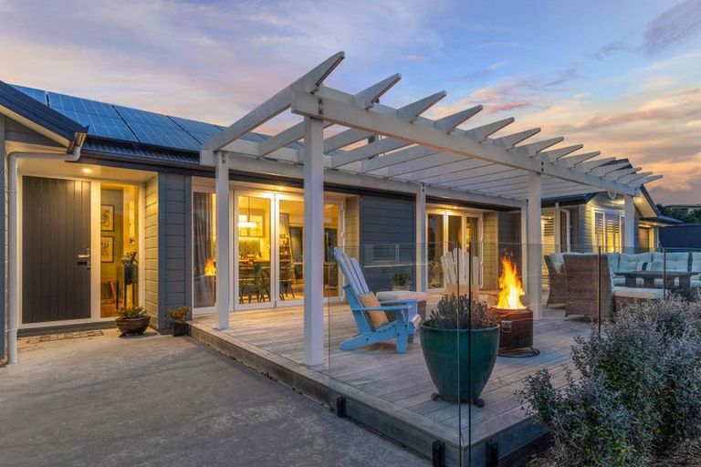 Photo of property in 6 Arapipi Way, Peka Peka, Waikanae, 5391