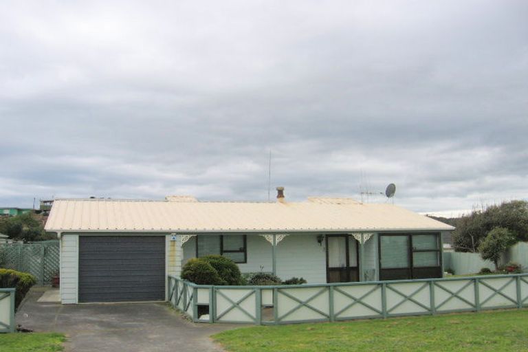 Photo of property in 1 Trafalgar Street, Foxton Beach, Foxton, 4815