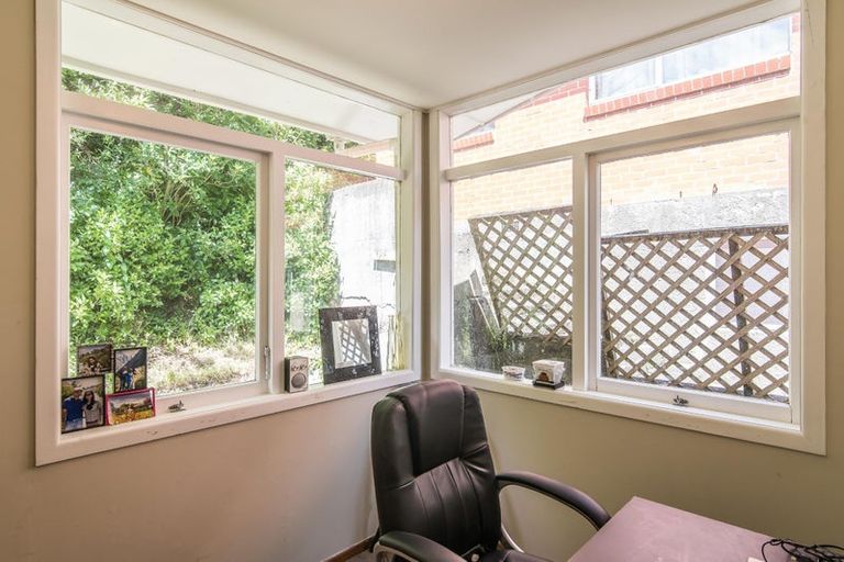 Photo of property in 82 Newlands Road, Newlands, Wellington, 6037