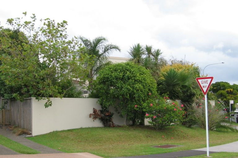 Photo of property in 1 Renoir Street, West Harbour, Auckland, 0618