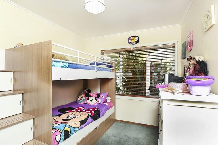 Photo of property in 74 Neil Avenue, Te Atatu Peninsula, Auckland, 0610