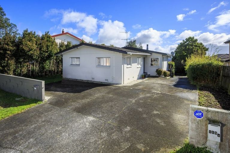 Photo of property in 1/114 Sunset Road, Unsworth Heights, Auckland, 0632