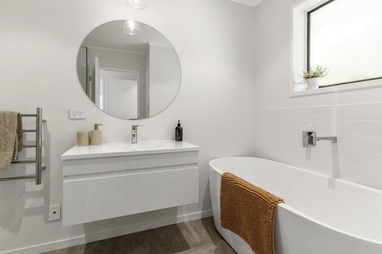 Photo of property in 1/39 Sunset Road, Totara Vale, Auckland, 0632