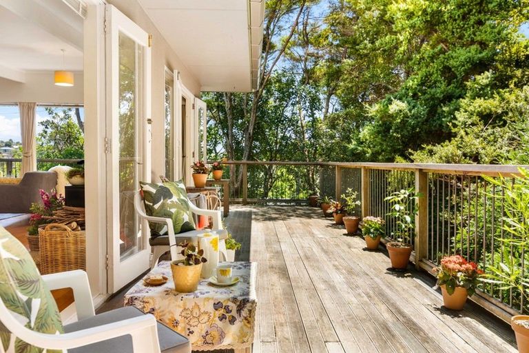 Photo of property in 4 Tranquil Glade, Hillcrest, Auckland, 0627