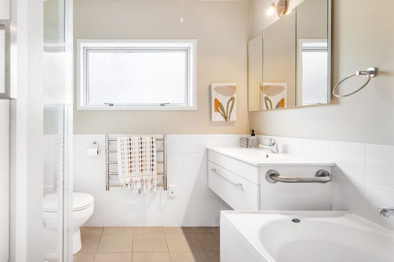 Photo of property in 28 Dawnhaven Drive, Te Atatu Peninsula, Auckland, 0610