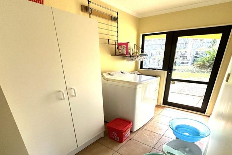 Photo of property in 8 Canonbie Place, East Tamaki Heights, Auckland, 2016