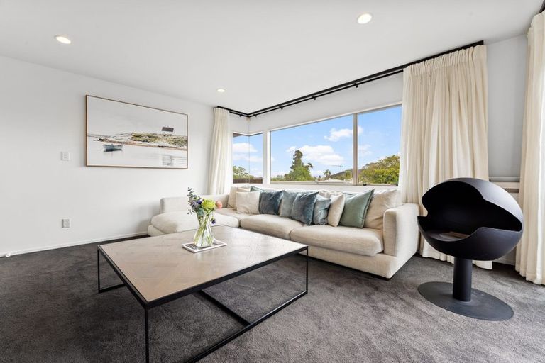 Photo of property in 210 East Coast Road, Forrest Hill, Auckland, 0620
