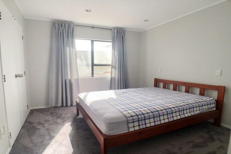 Photo of property in 2/3 Sevilla Place, Unsworth Heights, Auckland, 0632