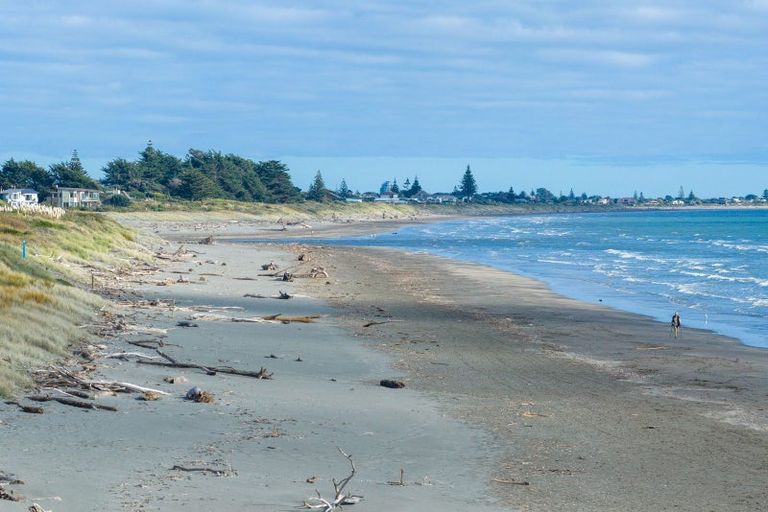 Photo of property in 14 Olliver Grove, Waikanae Beach, Waikanae, 5036