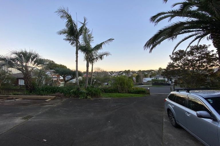 Photo of property in 15 Atlantis Place, Totara Vale, Auckland, 0629