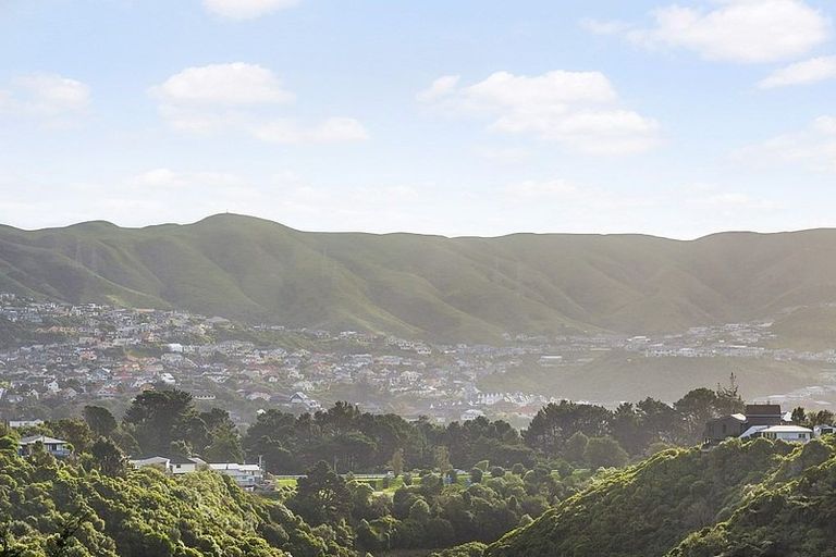 Photo of property in 6u5 Bushland Grove, Paparangi, Wellington, 6037