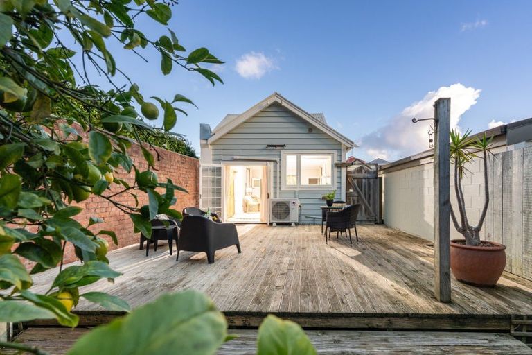 Photo of property in 81 Elizabeth Street, Mount Victoria, Wellington, 6011