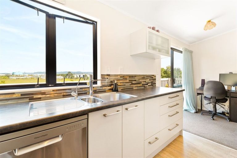 Photo of property in 43c Taioma Crescent, Te Atatu Peninsula, Auckland, 0610