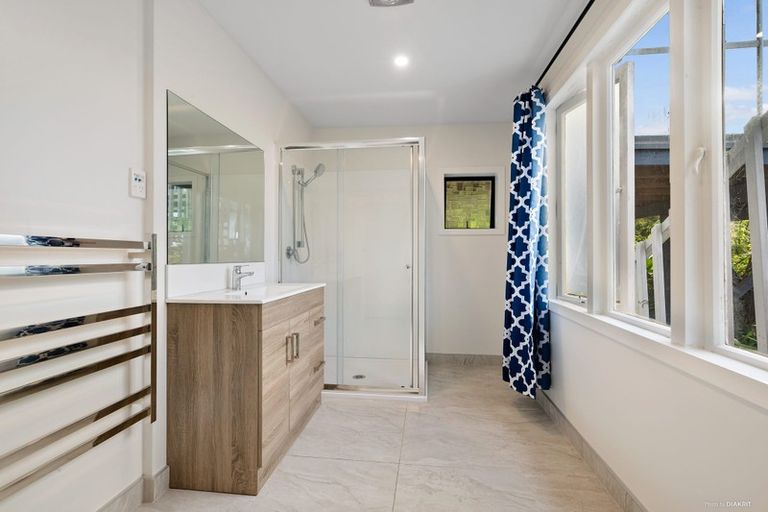 Photo of property in 16 Limmer Place, Browns Bay, Auckland, 0632