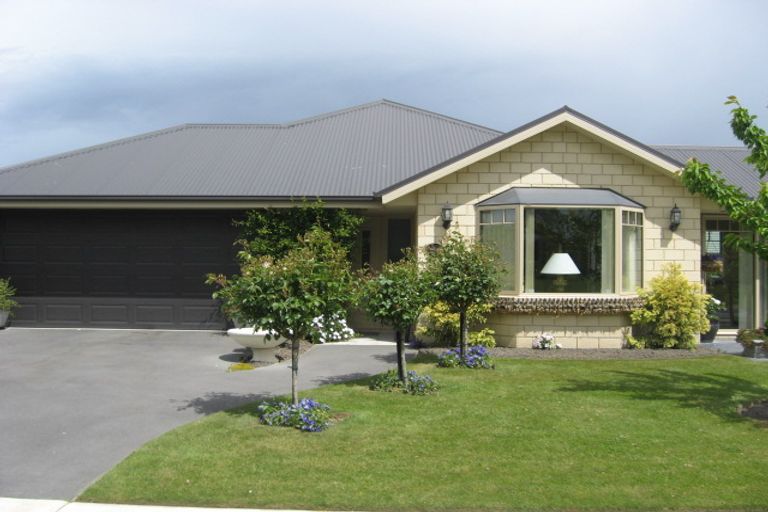 Photo of property in 32 Crombie Green, Northwood, Christchurch, 8051