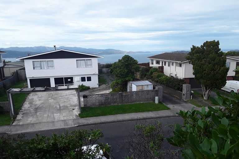 Photo of property in 23a Somes Crescent, Newlands, Wellington, 6037