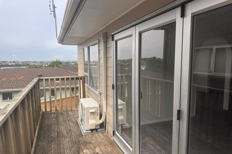 Photo of property in 261 Wairau Road, Totara Vale, Auckland, 0627