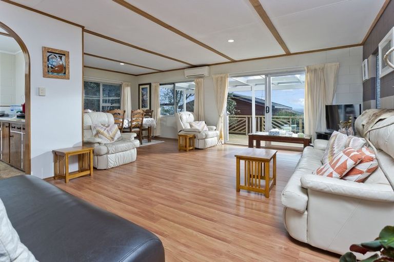 Photo of property in 1/114 Sunset Road, Unsworth Heights, Auckland, 0632