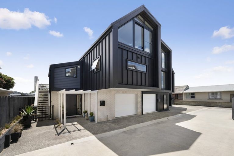 Photo of property in 6c Lyall Parade, Lyall Bay, Wellington, 6022