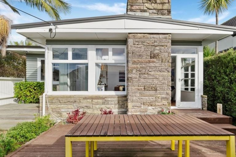 Photo of property in 1/15 Stratford Avenue, Milford, Auckland, 0620