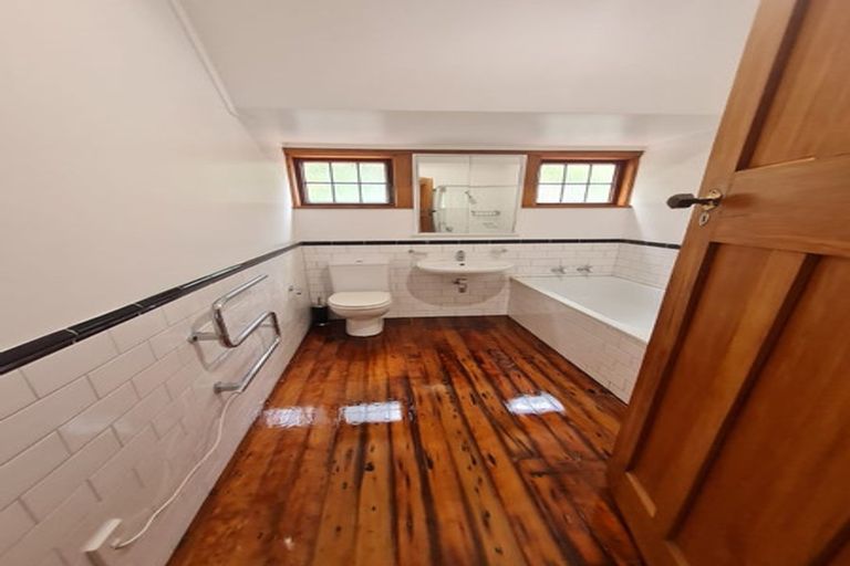 Photo of property in 17 Saint Michaels Crescent, Kelburn, Wellington, 6012