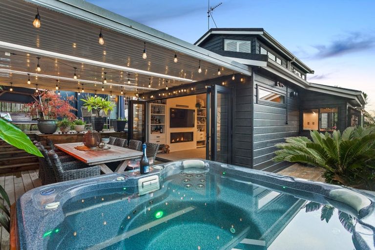 Photo of property in 6 Oystergrove Road, West Harbour, Auckland, 0618