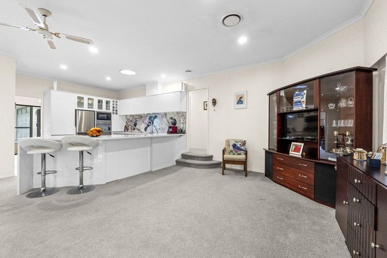 Photo of property in 16 Sherwood Grove, Northcross, Auckland, 0630
