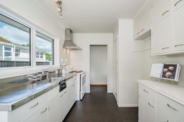 Photo of property in 6 Utauta Street, Waikanae, 5036
