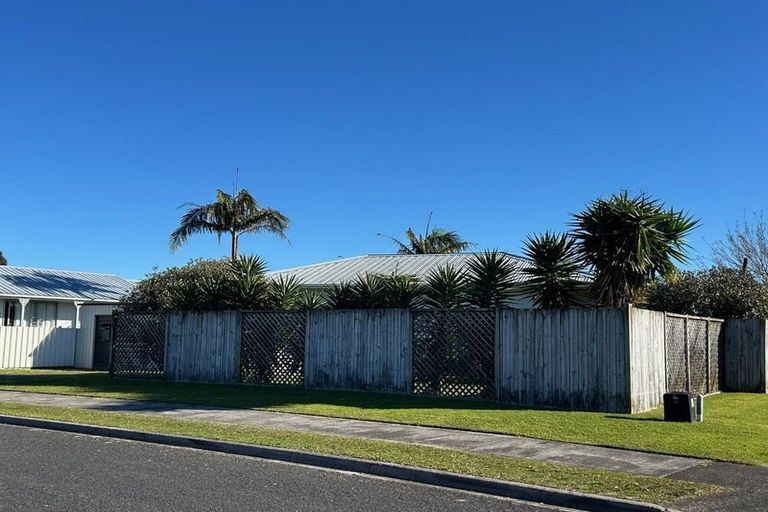 Photo of property in 5 Longstead Avenue, Papamoa Beach, Papamoa, 3118