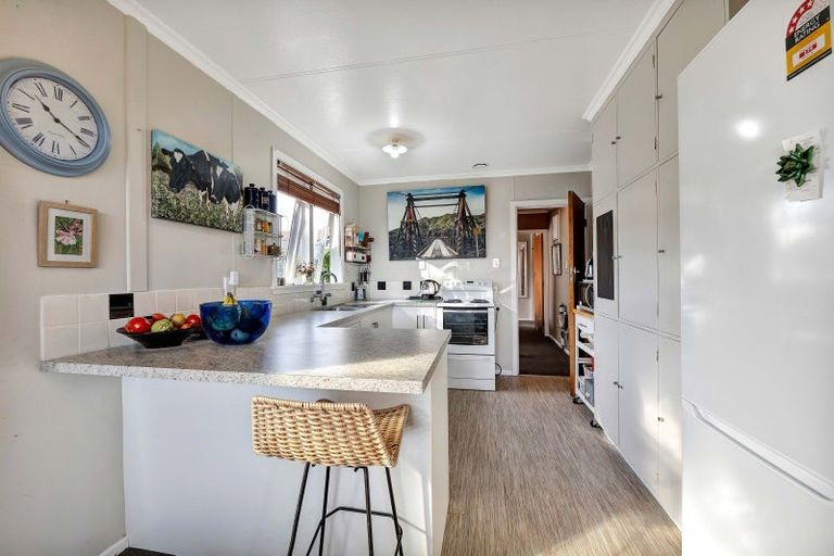 Photo of property in 8 Omata Road, Westown, New Plymouth, 4310