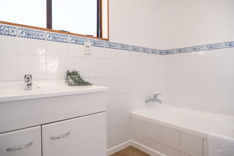 Photo of property in 12 Matthew Place, Kawaha Point, Rotorua, 3010