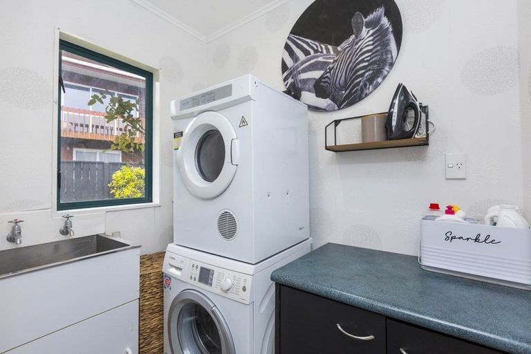Photo of property in 2 Monarch Grove, Maoribank, Upper Hutt, 5018