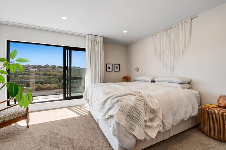 Photo of property in 14 Arran Point Parade, Orewa, 0931