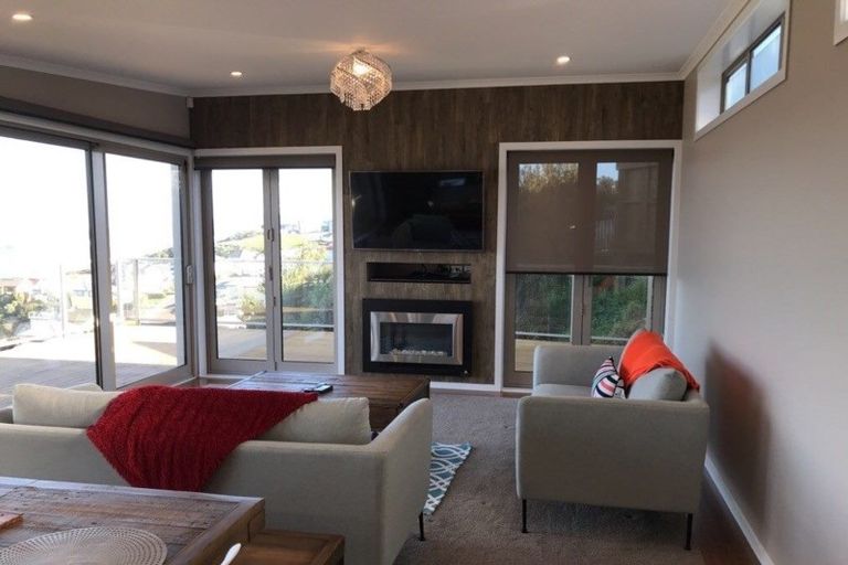 Photo of property in 6b Sunhaven Drive, Newlands, Wellington, 6037