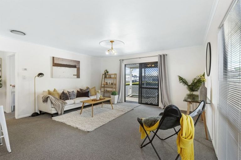 Photo of property in 2 Graham Avenue, Te Atatu Peninsula, Auckland, 0610