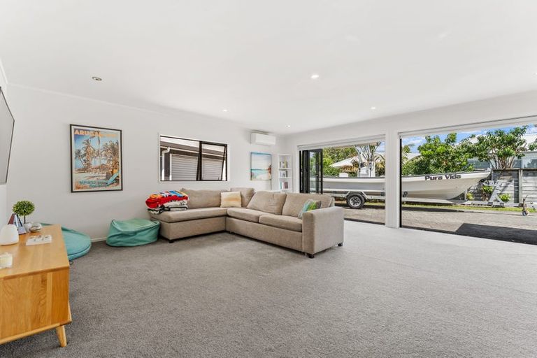 Photo of property in 8 Waimanu Place, Point Wells, 0986