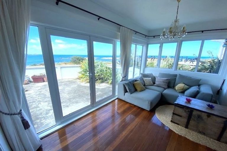 Photo of property in 336 The Esplanade, Island Bay, Wellington, 6023