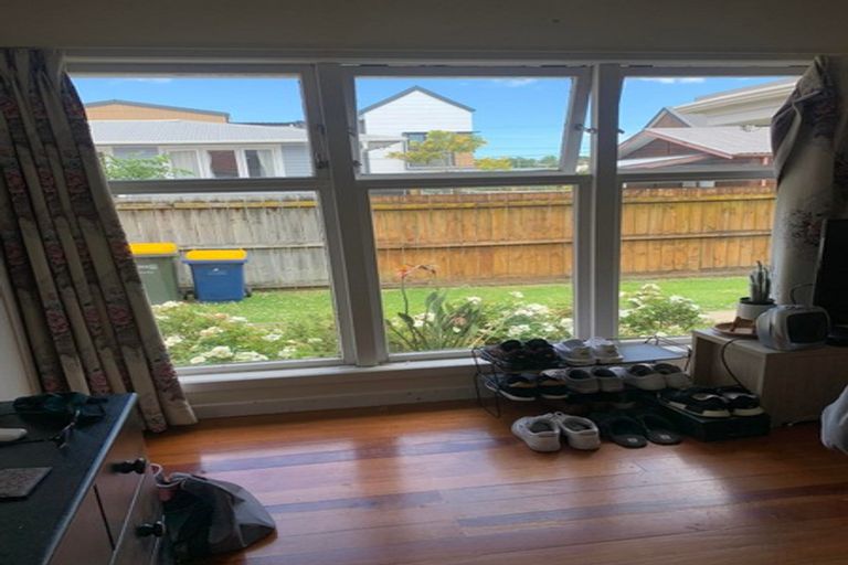 Photo of property in 15 Karamu Street, Te Atatu Peninsula, Auckland, 0610