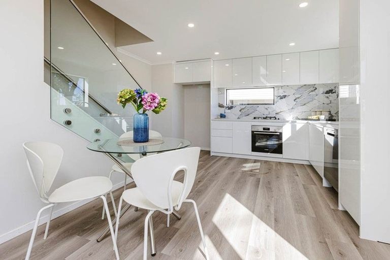 Photo of property in 100 Seymour Road, Sunnyvale, Auckland, 0612